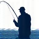 プロのアングラーが大型魚を釣り上げているシルエット